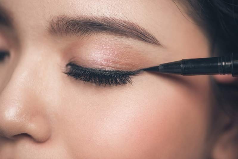 How to wear black eyeliner