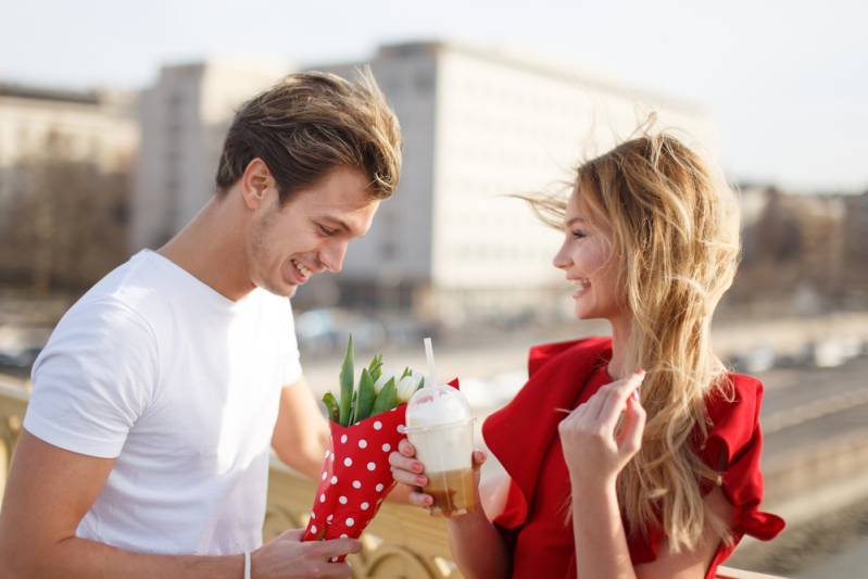 Best First Date Gift Ideas for Her & Him: Is a Gift Necessary?